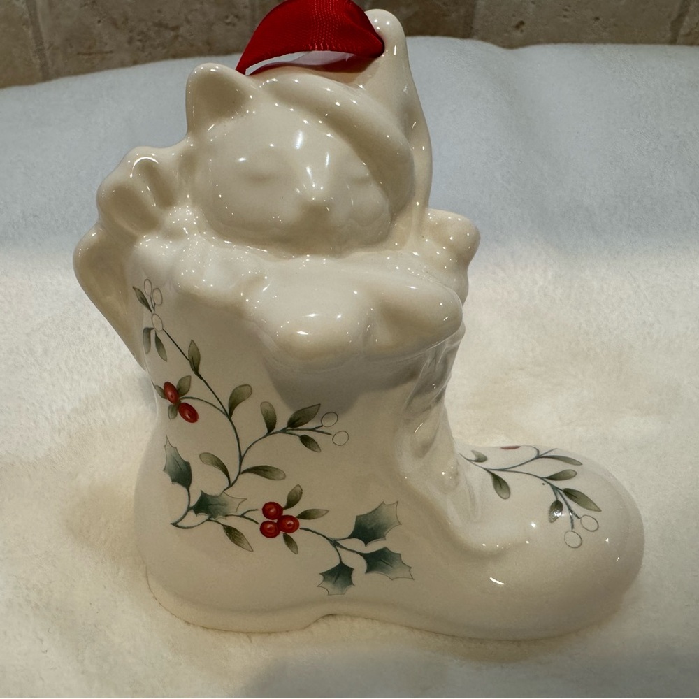 Pfaltzgraff Winterberry Christmas 1997 Cat/Stocking Bell with Original Box